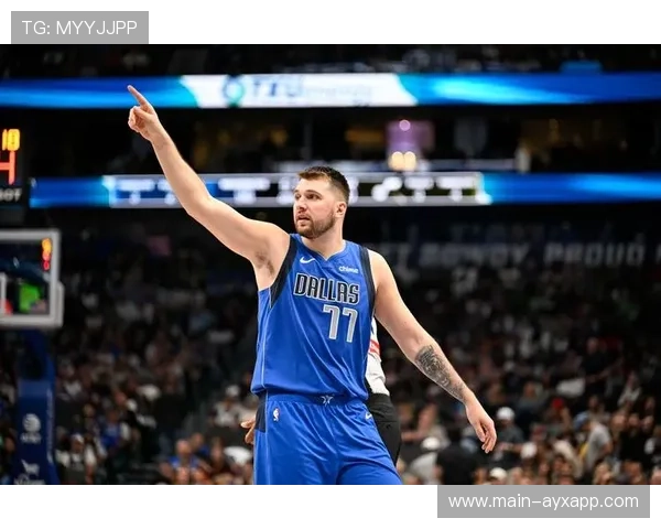 东契奇29+11+10：送约基奇式妙传被犯规后随手一扔超远命中，约契奇和东契奇合照